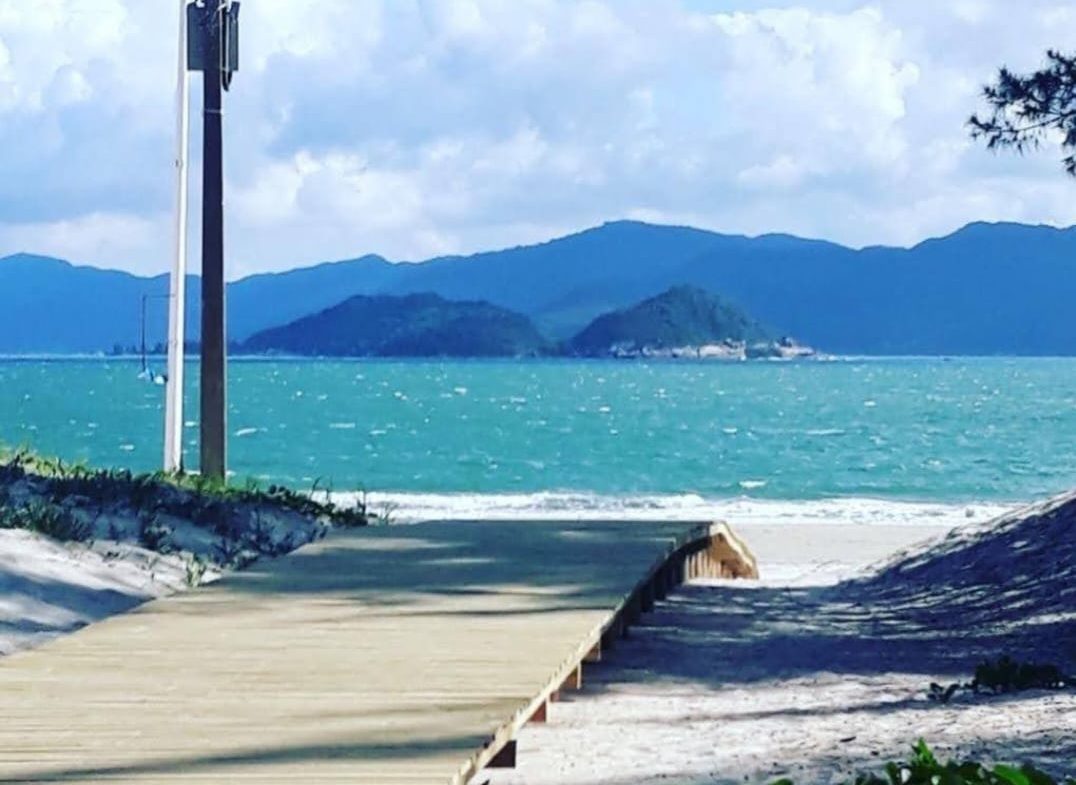 Hospedagem Sant’Mar pé na areia – Praia da Pinheira