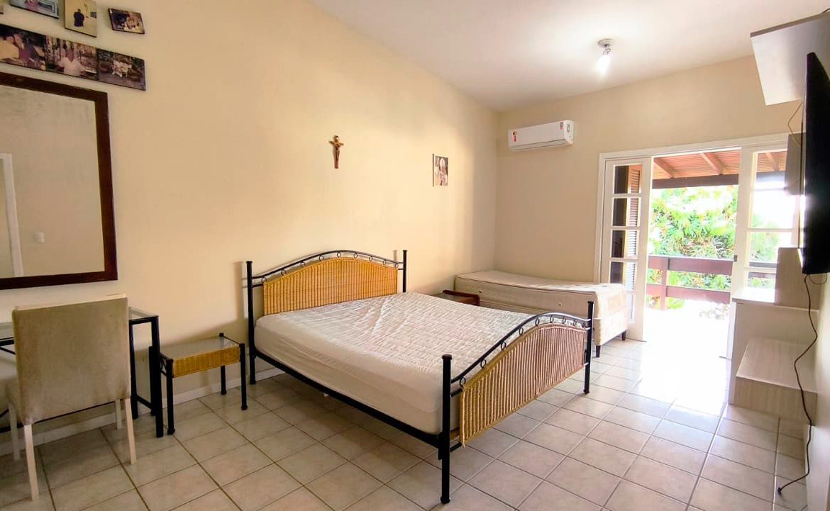 Aluguel na Praia do Sonho, casa de frente mar com suíte, hidro, A/C