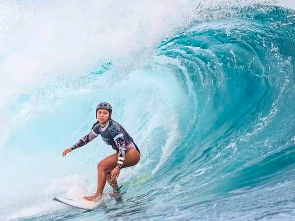 Catarinense Tainá Hinckel guiarda do embau