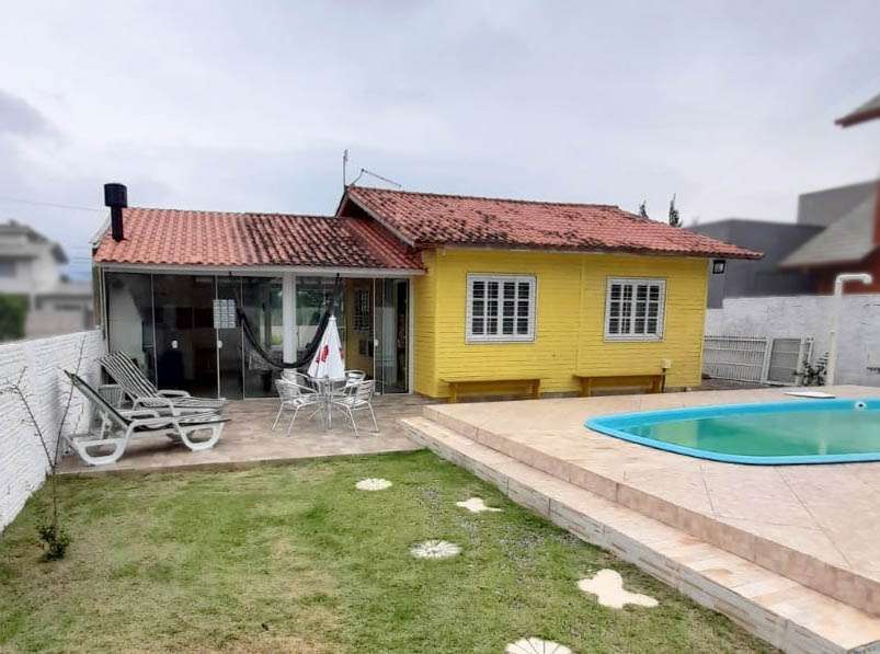 casa amarela na praia da pinheira aluguel temporada com piscina