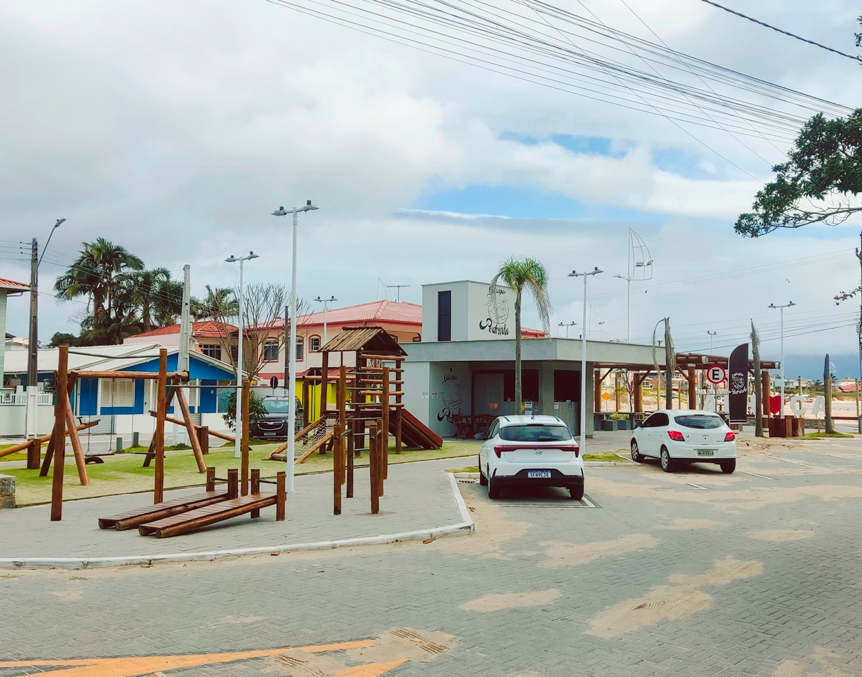 praça na praia da pinheira